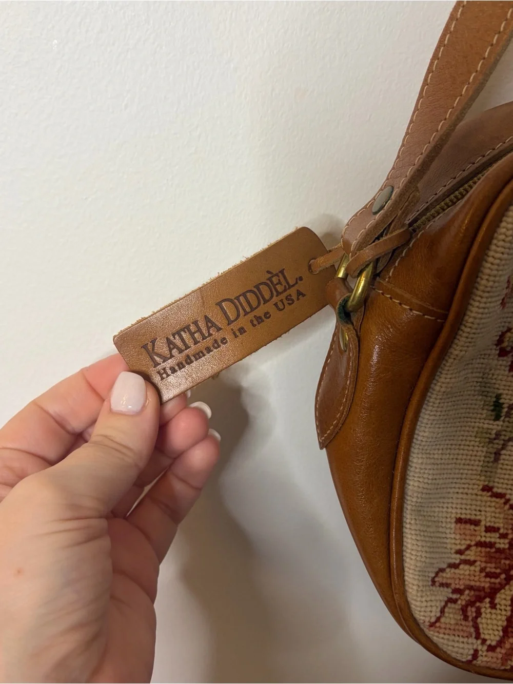 Katha Diddel Leather Shoulder Bag in Warm Chestnut Stitch Detail - Picture 2 of 8